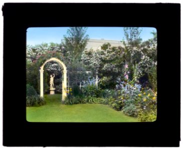 Westlawn, Edward Tiffany Dyer house, Great Plains Road, Southampton, New York. Rose arbor and statue LCCN2008675710
