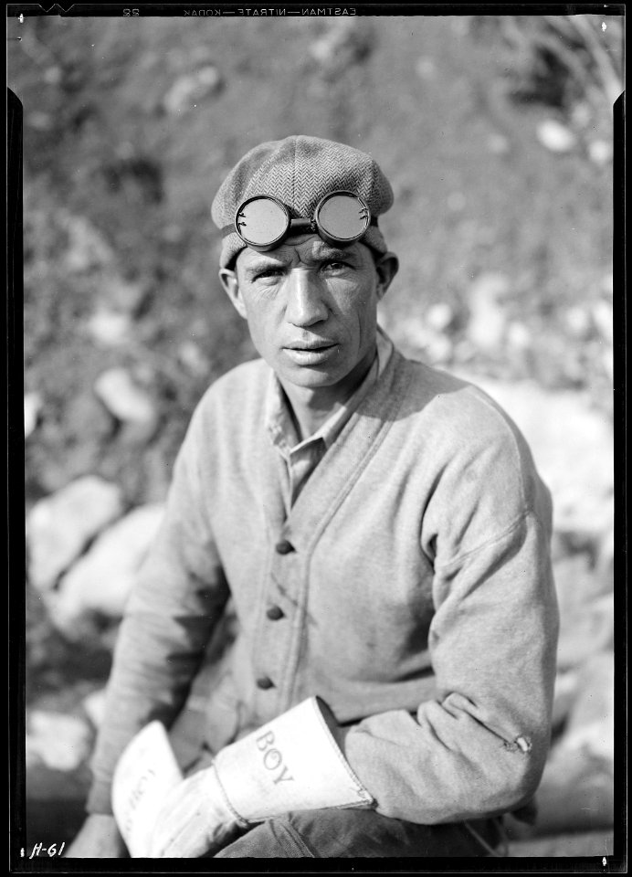 William L. Carden, of Anderson County, Tennessee, acetylene burner at Norris Dam site. - NARA - 532684