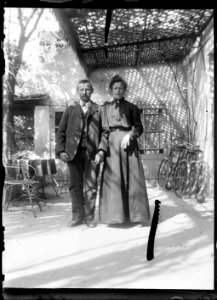 (Couple d'âge mur sous l'auvent d'une terrasse) - Fonds Berthelé - 49Fi1413