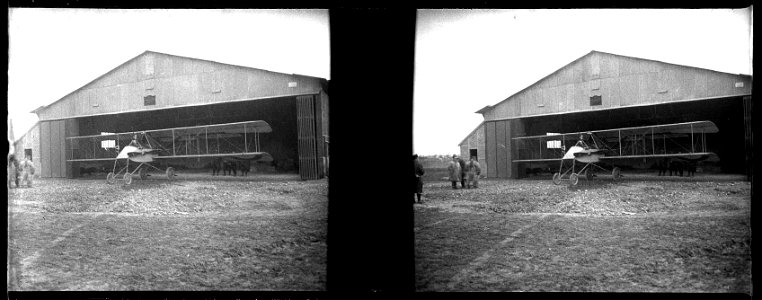 (Biplan Voisin sortant d'un hangar) - Fonds Berthelé - 49Fi197