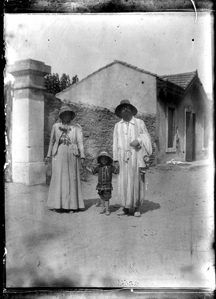 (Couple tenant un enfant par la main) - Fonds Berthelé - 49Fi1411