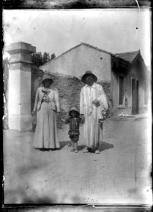 (Couple tenant un enfant par la main) - Fonds Berthelé - 49Fi1411