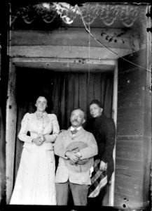 (Deux femmes et un homme) - Fonds Berthelé - 49Fi1417