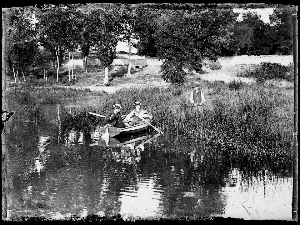 (Deux hommes sur une barque) - Fonds Berthelé - 49Fi1557