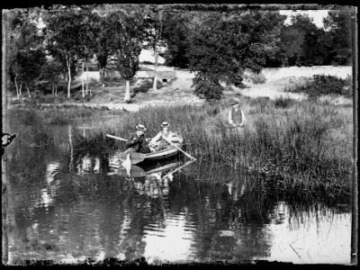 (Deux hommes sur une barque) - Fonds Berthelé - 49Fi1557 photo