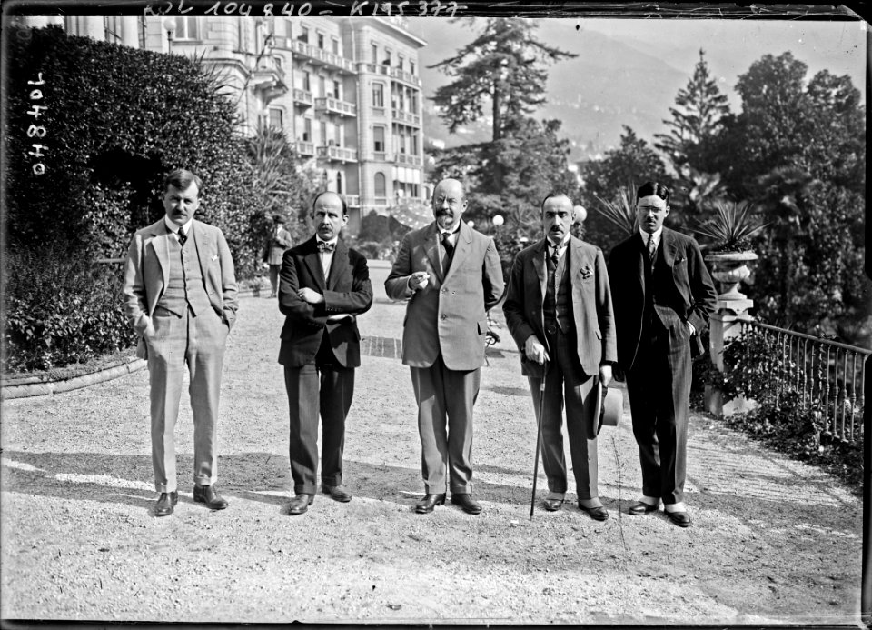 (De g. à d. Henri) Rolin, (Joseph de) Ruelle, Vandervelde, baron (Pierre van) Zuylen, (comte) Ferdinand du Chastel (délégation belge à Locarno, 7 octobre 1925) - (photographie de presse) - (Agence Rol)