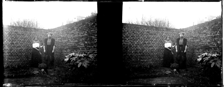 (Deux femmes dans un jardin) - Fonds Berthelé - 49Fi285