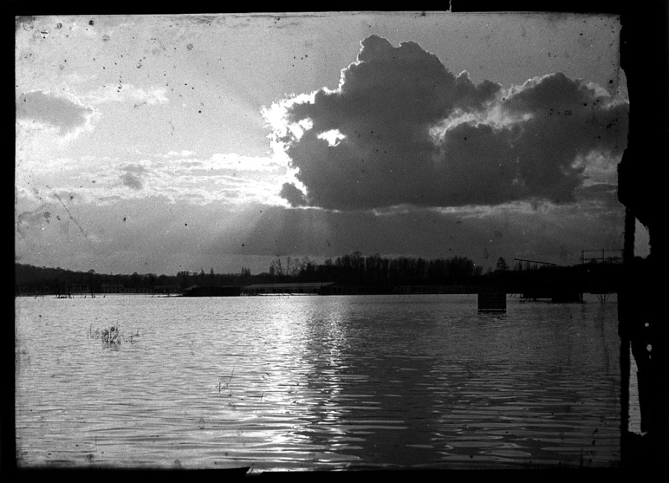 (Coucher de soleil sur une étendue d'eau) - Fonds Berthelé - 49Fi1514