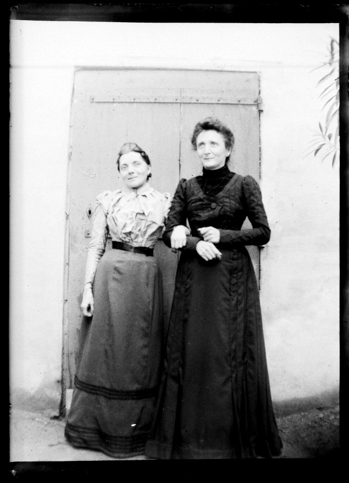 (Deux femmes) - Fonds Berthelé - 49Fi1426