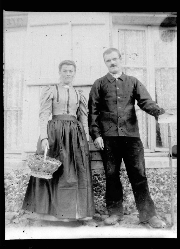 (Couple dans la force de l'âge) - Fonds Berthelé - 49Fi1402