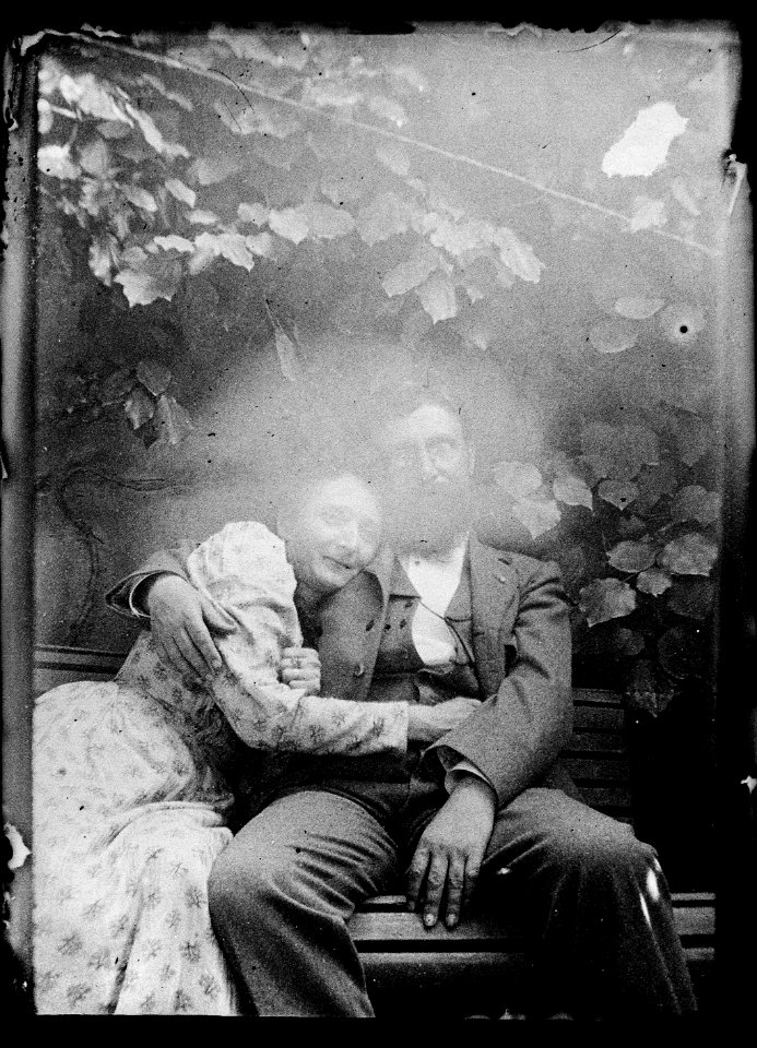 (Couple enlacé sur le banc d'un jardin) - Fonds Berthelé - 49Fi1416