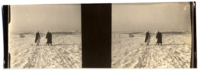 (Deux infirmières dans la neige) - Fonds Berthelé - 49Fi1851
