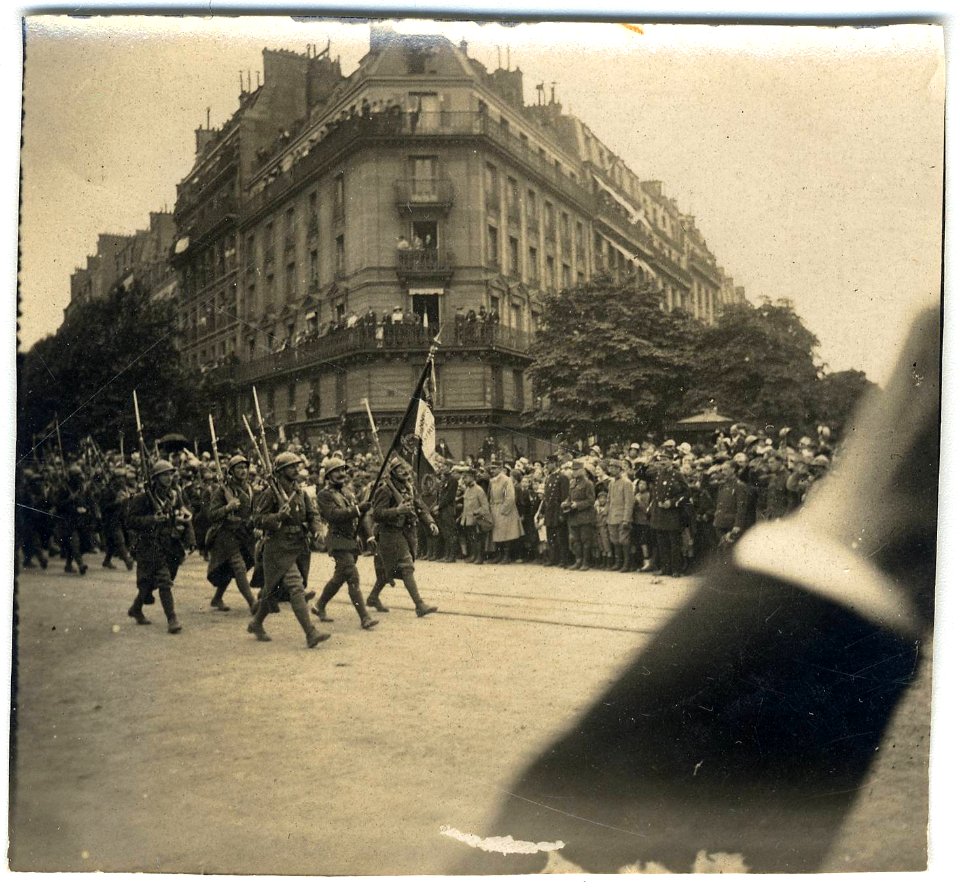 (Défilé de militaires à Paris) - Fonds Berthelé - 49Fi1818