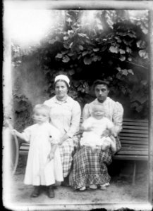 (Deux femmes et deux enfants) - Fonds Berthelé - 49Fi1400