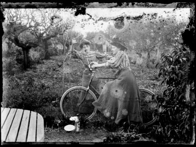 (Deux femmes dans un jardin) - Fonds Berthelé - 49Fi1564