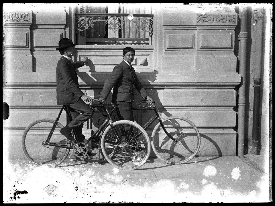 (Deux hommes jeunes sur des bicyclettes) - Fonds Berthelé - 49Fi1552