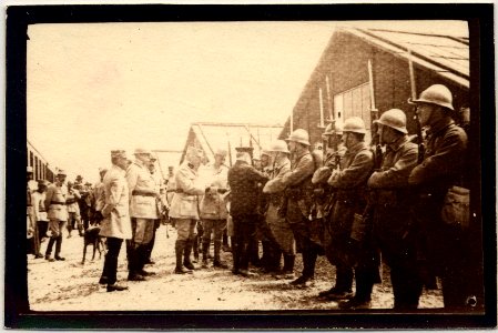(Décoration de soldats par un officier) - Fonds Berthelé - 49Fi1719