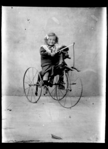 (Enfant sur un tricycle) - Fonds Berthelé - 49Fi1504 photo