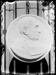 (Ecclésiastique dans un médaillon) - Fonds Berthelé - 49Fi1553