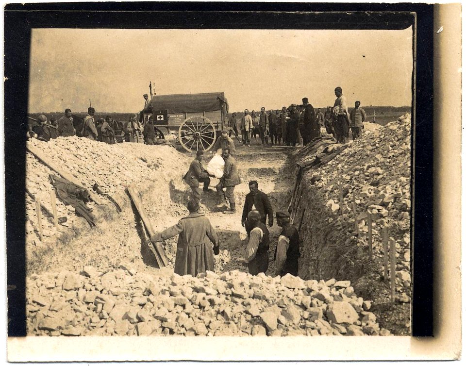 (Enterrement dans cimetière à Cuperly) - Fonds Berthelé - 49Fi1857