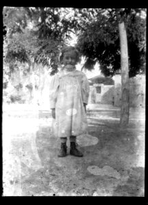 (Enfant dans une jardin) - Fonds Berthelé - 49Fi1505 photo