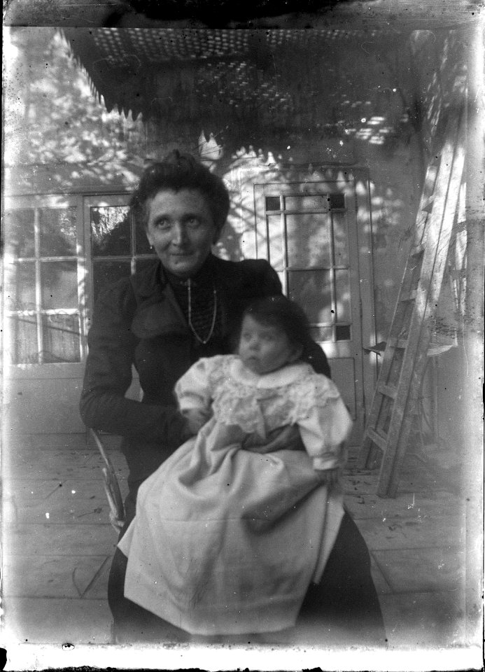 (Femme assise tenant un nourrisson) - Fonds Berthelé - 49Fi1424