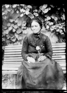 (Femme âgée assise sur un banc) - Fonds Berthelé - 49Fi1441