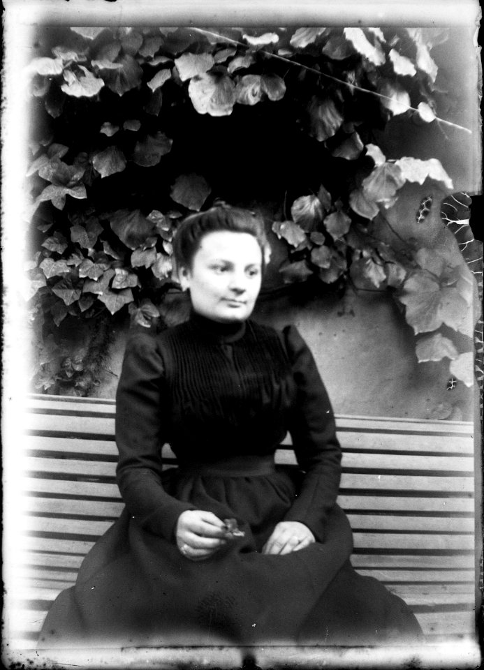(Femme assise sur un banc) - Fonds Berthelé - 49Fi1401