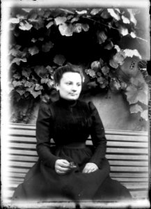 (Femme assise sur un banc) - Fonds Berthelé - 49Fi1401