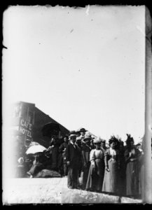 (Groupe de personnes devant un hôtel) - Fonds Berthelé - 49Fi1415