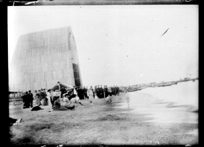 (Foule de personnes sur une plage) - Fonds Berthelé - 49Fi1473