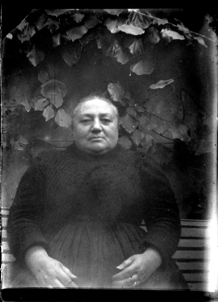 (Femme âgée assise) - Fonds Berthelé - 49Fi1443