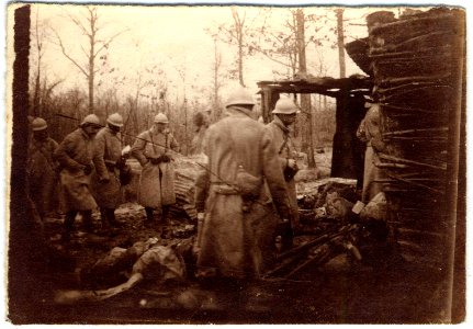(Groupe de soldats devant un abris) - Fonds Berthelé - 49Fi1721