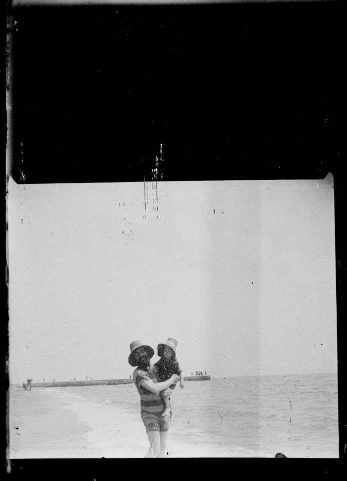 (Homme tenat un enfant sur une plage) - Fonds Berthelé - 49Fi1412