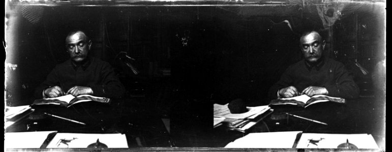 (Homme assis à un bureau) - Fonds Berthelé - 49Fi992