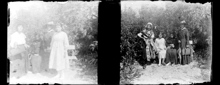 (Groupe de quatre femmes dans un jardin) - Fonds Berthelé - 49Fi1548