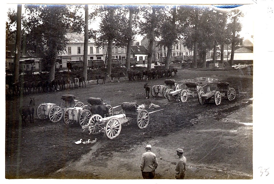(Halte d'un régiment d'artillerie dans un village) - Fonds Berthelé - 49Fi1879-35