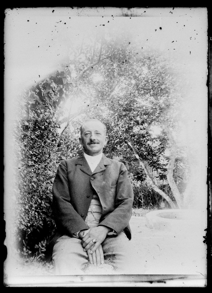 (Homme assis dans un jardin) - Fonds Berthelé - 49Fi1408