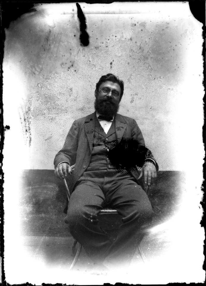 (Homme barbu assis) - Fonds Berthelé - 49Fi1440