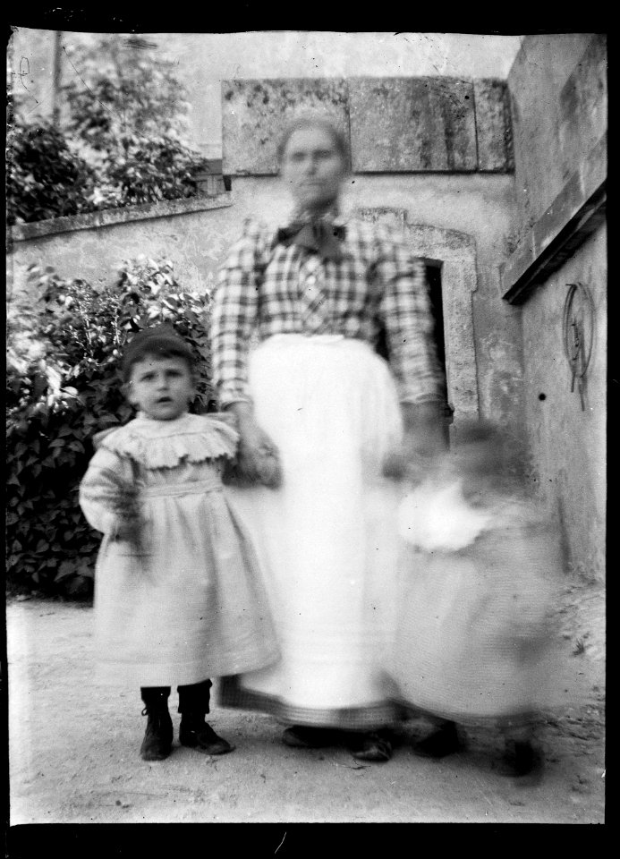 (Jeune femme tenant deux enfant par la main) - Fonds Berthelé - 49Fi1425