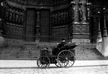(L'abbé Gavois, propriétaire de la plus vieille voiture du monde, une Panhard-Levassor de 1891 surnommée Antoinette) - (photographie de presse) - Agence Meurisse