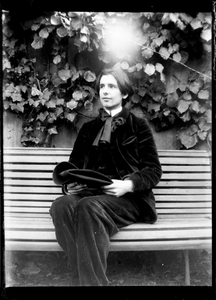 (Jeune artiste assis sur un banc) - Fonds Berthelé - 49Fi1422