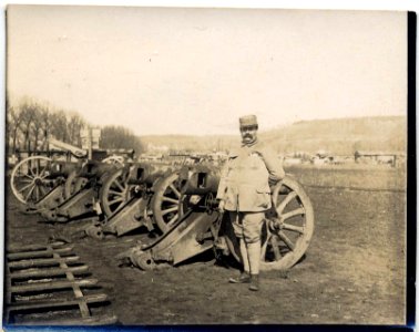(M. Cazals devant des canons) - Fonds Berthelé - 49Fi1718