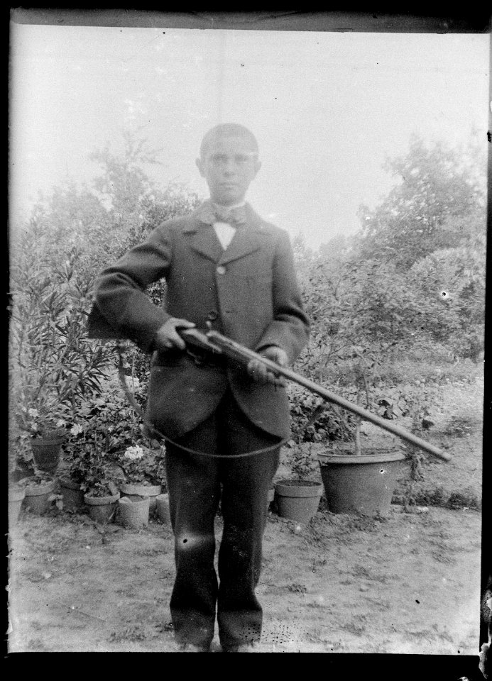 (Jeune garçon tenant un fusil) - Fonds Berthelé - 49Fi1419