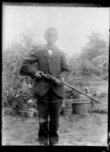 (Jeune garçon tenant un fusil) - Fonds Berthelé - 49Fi1419
