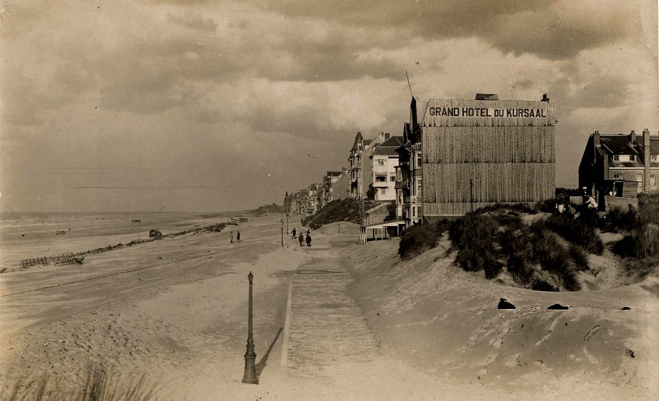(La Panne. Plage et grand hôtel du Kursaal) - Fonds Berthelé - 49Fi1889