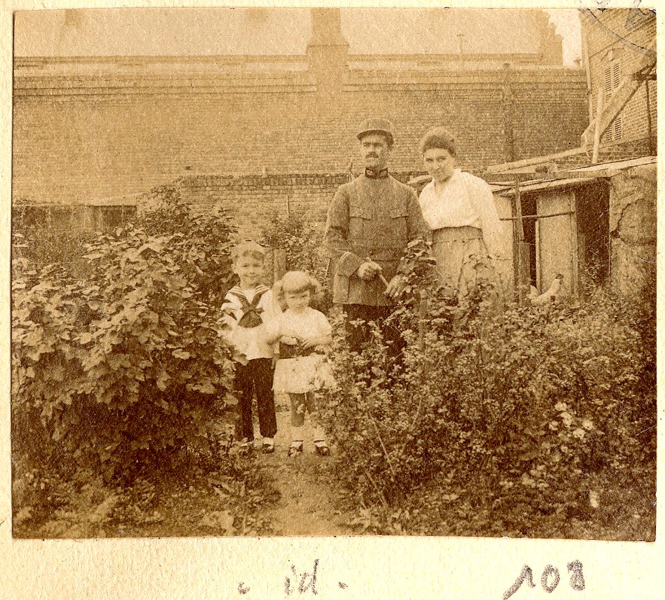 (M et Mme Caucanas et leurs deux enfants) - Fonds Berthelé - 49Fi1870-108
