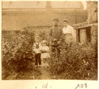 (M et Mme Caucanas et leurs deux enfants) - Fonds Berthelé - 49Fi1870-108