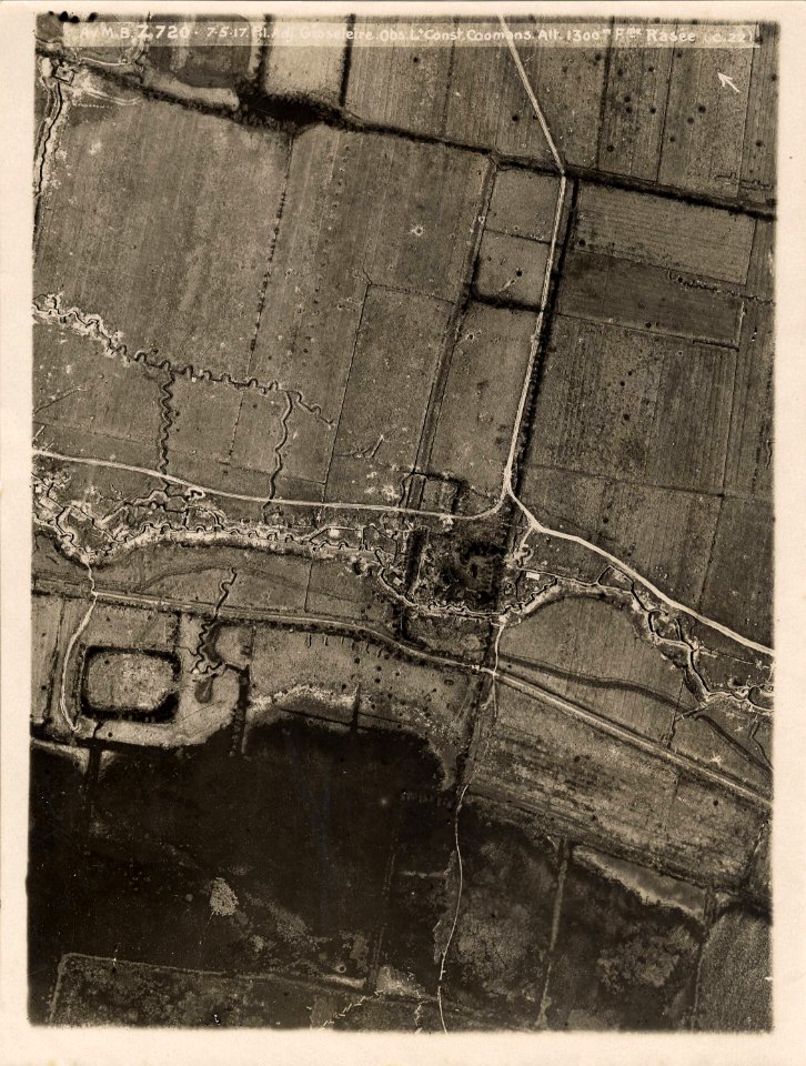 (Photo aérienne verticale d'un ferme rasée) - Fonds Berthelé - 49Fi1689