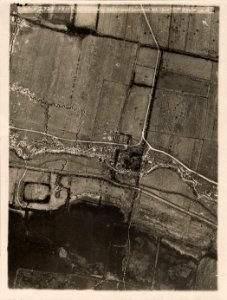 (Photo aérienne verticale d'un ferme rasée) - Fonds Berthelé - 49Fi1689